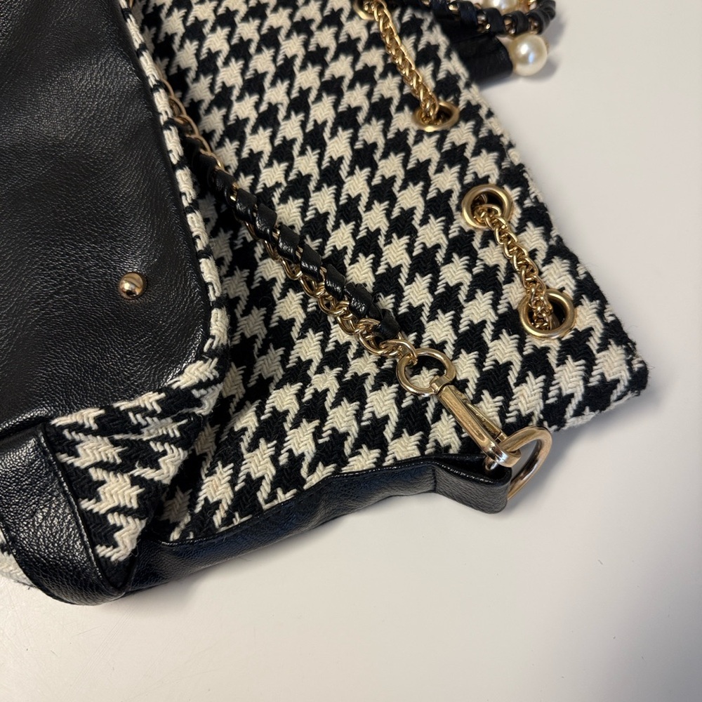 Black and White fabric handbag with gold chain - Picture 2 of 12